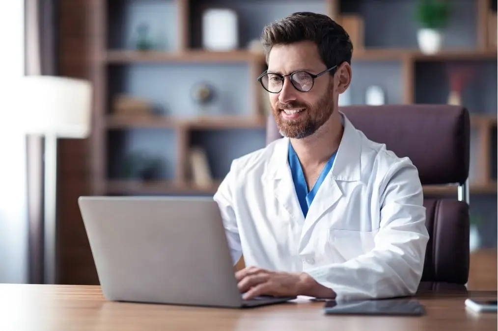 Dentista usando o sistema de gestão no consultório
